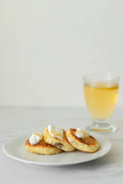 Ballı ve ekşi kremalı leziz krepler.