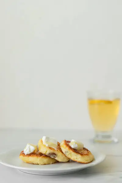 Ballı ve ekşi kremalı leziz krepler.