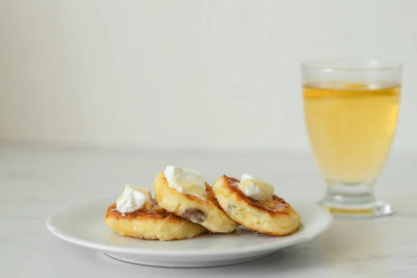 Ballı ve ekşi kremalı leziz krepler.