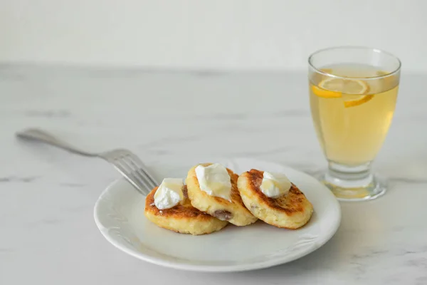 Ballı ve ekşi kremalı leziz krepler.