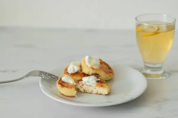 Ballı ve ekşi kremalı leziz krepler.