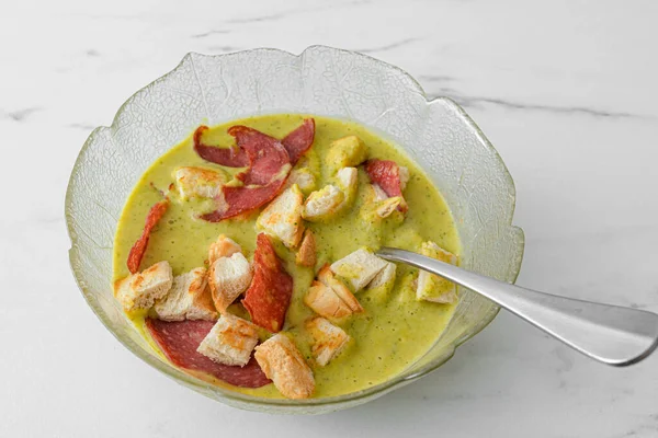 Bir kase taze kremalı çorba, domuz pastırması ve ekmek.