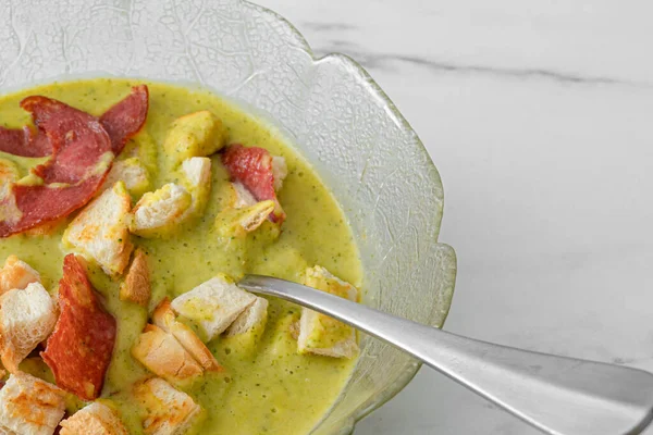 Bir kase taze kremalı çorba, domuz pastırması ve ekmek.