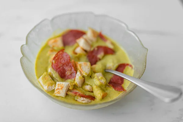 Bir kase taze kremalı çorba, domuz pastırması ve ekmek.