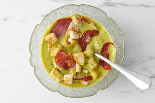 Bir kase taze kremalı çorba, domuz pastırması ve ekmek.