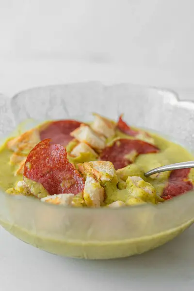 Bir kase taze kremalı çorba, domuz pastırması ve ekmek.