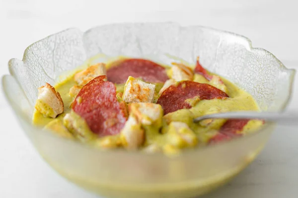 Bir kase taze kremalı çorba, domuz pastırması ve ekmek.