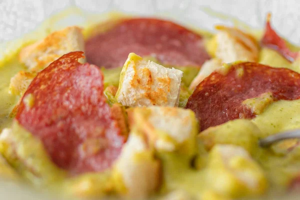 Bir kase taze kremalı çorba, domuz pastırması ve ekmek.