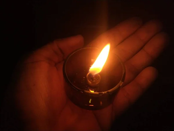 Brennende Kerze Den Händen Einer Frau — Stockfoto
