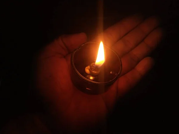 Kerze Den Händen Einer Frau Einem Dunklen Raum — Stockfoto