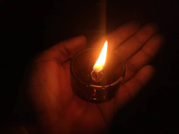 Brennende Kerze Den Händen Einer Frau — Stockfoto