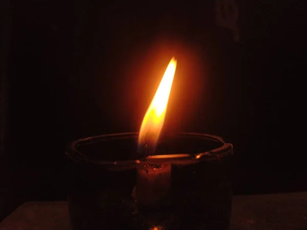 Brennende Kerze Dunkeln — Stockfoto