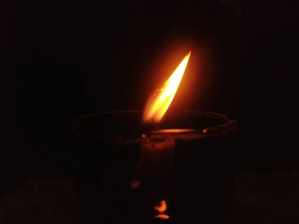 Kerze Brennt Der Dunkelheit — Stockfoto