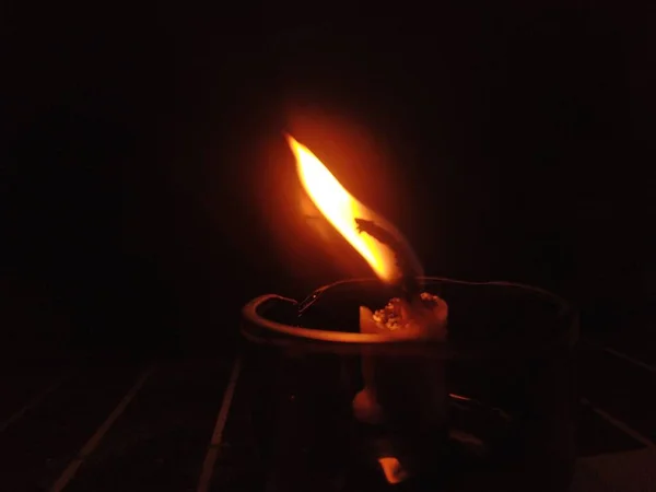 Палаюча Свічка Темряві — стокове фото