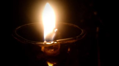 Karanlıkta yanan mum