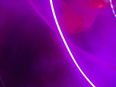 Eğri şekilli açık mor arkaplan.