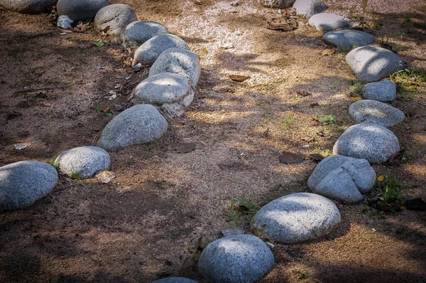Вигнутий Шлях Позначений Камінням Різного Розміру Обох Сторін — стокове фото