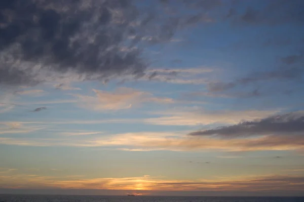 Красивый Пейзаж Заката Кантабрийском Море Оранжевое Небо Над Ним Потрясающим — стоковое фото