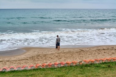 Ayrılan baba ve oğul sahilde tanınamaz haldeler. Çiftin ayrılması herkes için ne kadar karmaşık ve zor bir durum.