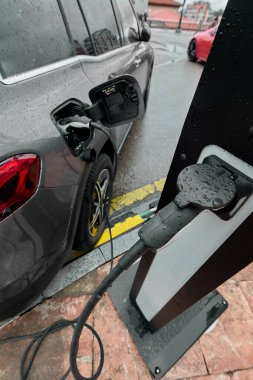 Halka açık bir otoparkta elektrikli araçlar için şarj istasyonu. Sürdürülebilir bir kaynak olarak alternatif enerji yoluyla CO2 emisyonlarını azaltarak doğa koruma kavramı.