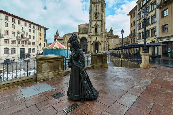Praça Afonso Com Catedral Oviedo Fundo Escultura Regenta Primeiro Plano — Fotografia de Stock