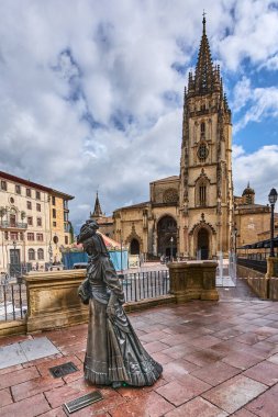 Asturias 'taki Alfonso II. Casto Meydanı' ndaki Oviedo Katedrali.