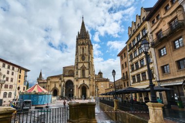 Oviedo, İspanya - Ekim 2022: Oviedo Katedrali ile Alfonso II Meydanı