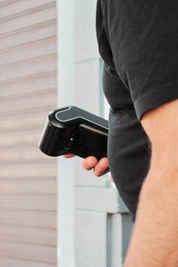 Elinde ödeme terminali olan tanınmayan bir garsona odaklan..