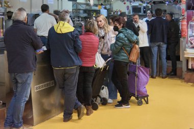 Tenerife, İspanya - 06 Ocak 2023: Bir grup insan sabah belediye gıda ve içecek pazarında kahvaltı yapıyor.