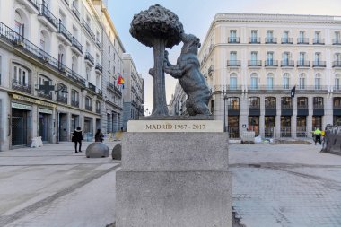 Madrid, İspanya - 23 Şubat 2023: Puerta del Sol, İspanya 'da Ayı ve çilek ağacı heykeli