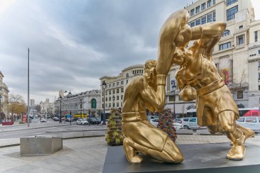 MADRID, İspanya - 26 Mart 2023: Madrid, İspanya 'nın Las Rozas kentindeki Kamu Sanatları programından boksörler heykeli.