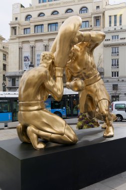 MADRID, İspanya - 26 Mart 2023: Madrid, İspanya 'nın Las Rozas kentindeki Kamu Sanatları programından boksörler heykeli.