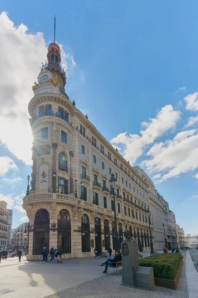 マドリード スペイン 2023年3月27日 マエストロ アロンソの胸像と歩いていくつかの人々とマドリードの四季のホテル — ストック写真