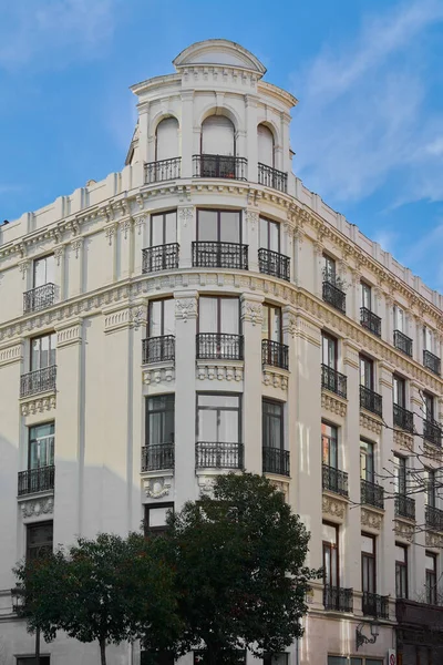 マドリードの高層住宅のファサード — ストック写真