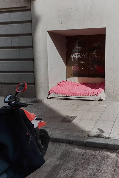 マドリード 2023年5月8日 前景にあるオートバイは マドリードの街の放棄されたソファを指しています — ストック写真