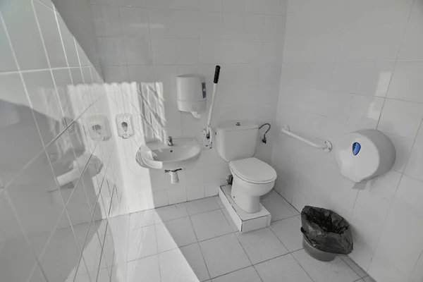 화장실은 장애가 사람들에게 접근성을 보장하기 것이다 그곳에는 휠체어를 기구들의 움직임을 — 스톡 사진