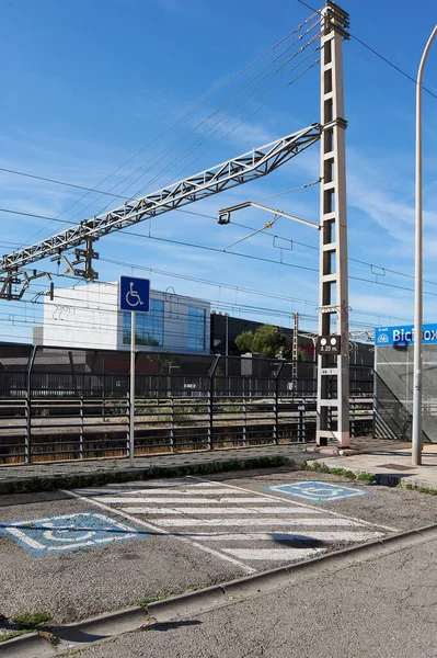 ガヴァ 2023年5月28日 駅の隣に移動障害者専用駐車場 — ストック写真