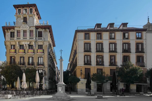 Madrid Spanyolország 2023 Június Square Ramales Madridban Spanyolországban Szószedet Oszlopával — Stock Fotó