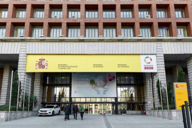 Madrid, İspanya - Haziran 04, 2023: İspanya Tüketici İşleri, Sağlık, Sosyal Haklar ve Gündem 2023 'ün şehir merkezindeki ana girişi.