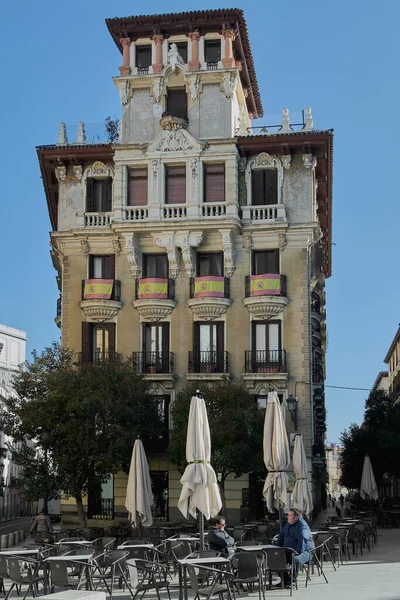 スペイン マドリード2023年6月4日 スペイン マドリードのラマレス広場 Plaza Ramales バーテーブルに2人が座り バルコニーにスペイン国旗が掲揚された建物を背景に — ストック写真