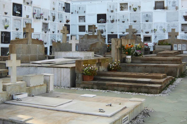 スペインのテネリフェ島 2023年6月27日 地上に複数の墓と晴れた日に背景に白いニッチを持つ人がいないキリスト教の墓地 — ストック写真