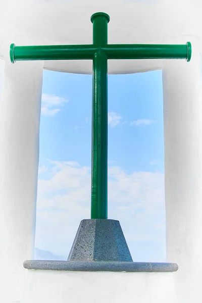 Keresztény Kereszt Zöld Egy Alap Belsejében Egy Kupola Háttérben Kék — Stock Fotó