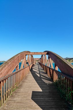 Kemerli ve kahverengi renkli ahşap bir köprü, Ribadeo nehrinin suları üzerinde bir bakış açısı olan, Lugo, İspanya, Avrupa kopya için alanı olan.