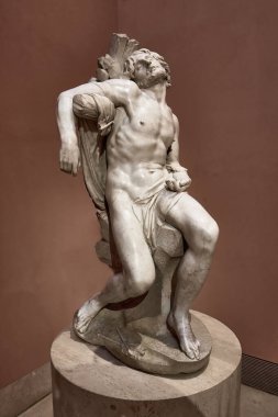 MADRID SPAIN - 4 Ağustos 2023 Hristiyan şehit Aziz Sebastian 'ın mermer heykeli. Yazar Bernini 'nin yanında okla vurulmuş.