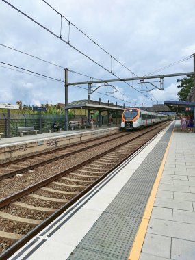 Barcelona - 31 Ağustos 2023: Rodalies de Catalunya, Generalitat de Catalunya ve Renfe Operadora tarafından banliyö ve orta mesafe demiryolu hizmetleri için kullanılan bir markadır..