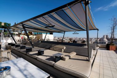 MADRID SPAIN - 04 Eylül 2023 Madrid 'deki C rculo de Bellas Artes' in çatısındaki kafeteryada insan bulunmayan Chilao bölgesi.