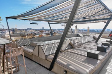 MADRID SPAIN - 04 Eylül 2023 Madrid 'deki C rculo de Bellas Artes' in çatısındaki kafeteryada insan bulunmayan Chilao bölgesi.