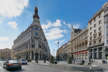 MADRID, SPAIN - 29 Mart 2023: İspanya 'nın Madrid şehrindeki Four Seasons Oteli' nin kubbedeki kendine özgü saati.