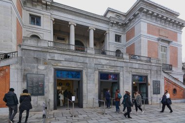 Madrid, İspanya - Haziran 04, 2023: İspanya 'nın Madrid kentindeki Prado Ulusal Müzesi' nin bilet ofisi, etrafında bir sürü insan dolaşıyor ve bulutlu bir günde bilet almak için kuyruğa giriyorlar..