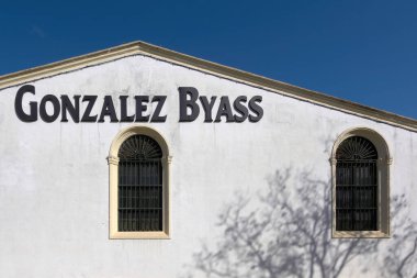 Jerez de la Frontera, İspanya - 7 Eylül 2023: Bodega Gonzalez Byass 'ın karakteristik tabelalarından birinin görüntüsü.